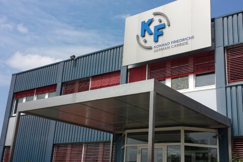 Vordachkonstruktion und Firmenschildunterbau