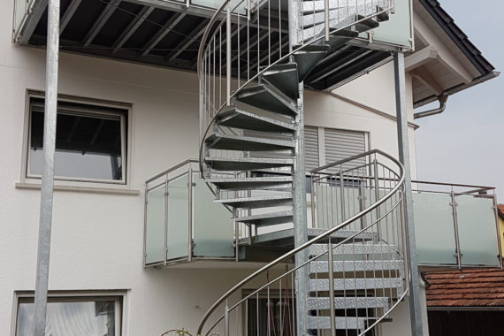 Balkon und Treppe Balkonanlage mit Außentreppe