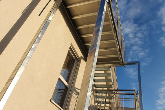 Anbaubalkon mit Fluchttreppe