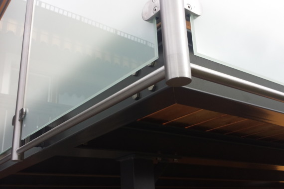 Befestigung der Absturzsicherung als Seitenmontage